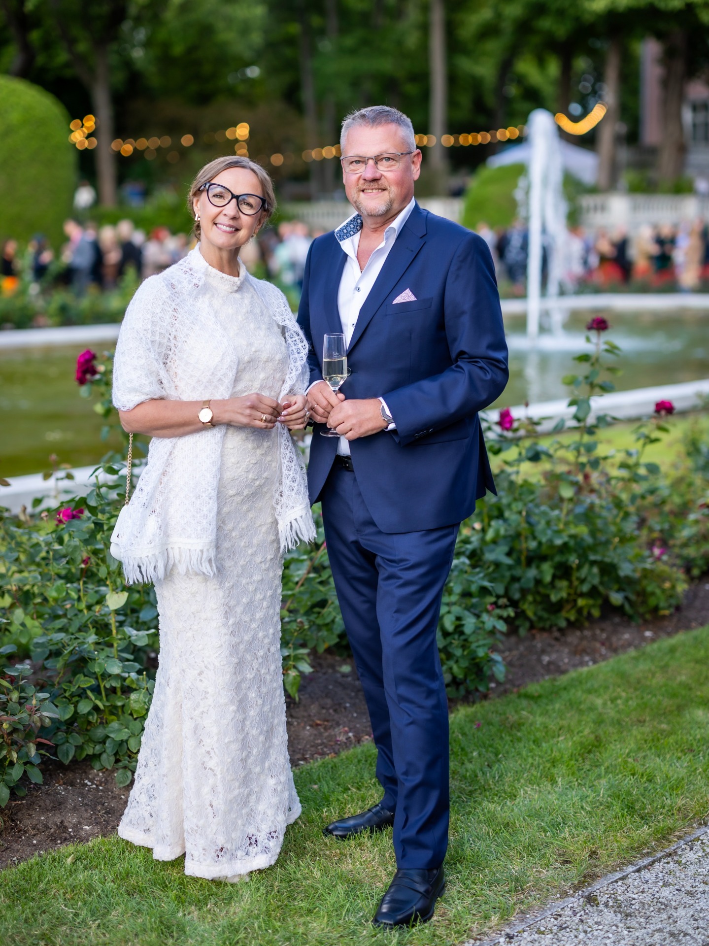 Karmen ja Meelis Maikalu Roosiaias. FOTO: Erlend Štaub, Presidendi Kantselei